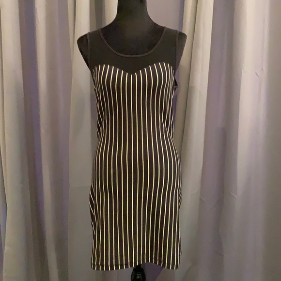 Forever 21 Dresses & Skirts - Eye-Catching Figure-Flattering Dress Forever 21